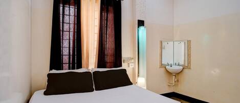 1 habitación, escritorio y ropa de cama