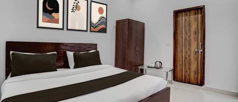 1 quarto, escrivaninha, roupa de cama