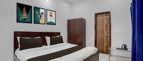 1 bedroom, desk, bed sheets