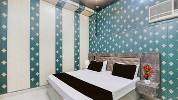 1 habitación, escritorio y ropa de cama