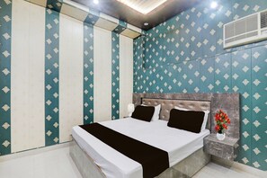 1 Schlafzimmer, Schreibtisch, Bettwäsche