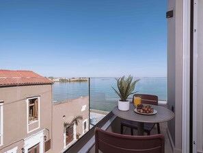 Outdoor dining - Chania Mocenigo 4 Luxury Rooms-Seaview, 15m to sea (Chania)