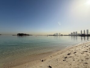 Sun-loungers - Beachfront apartment Palm Jumeirah/Sea View & Beach Access (Dubai)