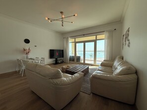 Smart TV - Beachfront apartment Palm Jumeirah/Sea View & Beach Access (Dubai)