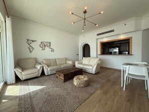 Smart TV - Beachfront apartment Palm Jumeirah/Sea View & Beach Access (Dubai)