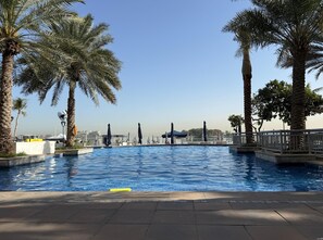 Outdoor pool - Beachfront apartment Palm Jumeirah/Sea View & Beach Access (Dubai)