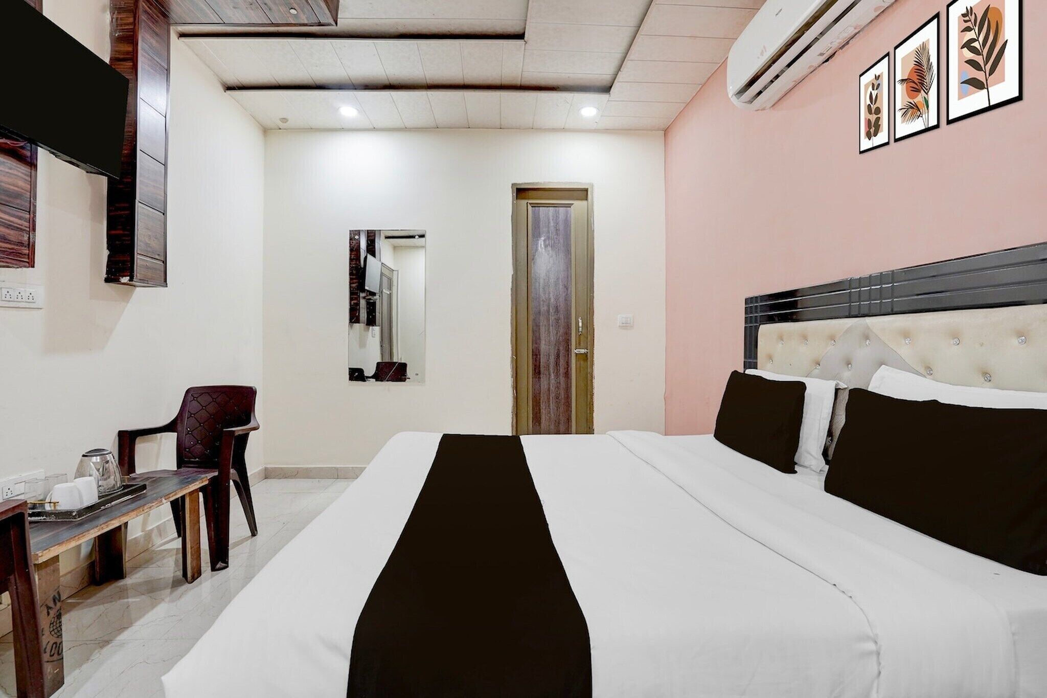 1 bedroom, desk, bed sheets