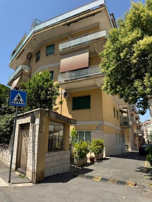 Exterior - Cozy family apartment, well connected and close to the Vatican Museums, (Roma)