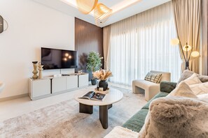 TV - Near Coca-Cola Arena and The Green Planet Dubai 1BR, Short Stroll to the Metro (Dubai)