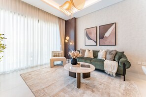 TV - Near Coca-Cola Arena and The Green Planet Dubai 1BR, Short Stroll to the Metro (Dubai)