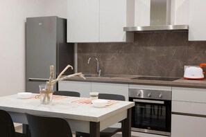 Private kitchen - White stone: your apartment by the sea (Vada)