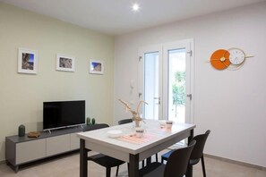 Dining - White stone: your apartment by the sea (Vada)