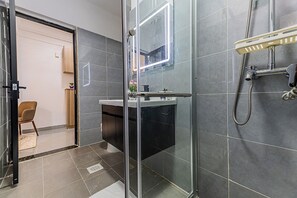 Shower, towels, soap, toilet paper - Soothing apartment in Nairobi perfect for your city getaway (Nairobi)