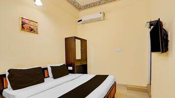 1 dormitorio, escritorio, ropa de cama