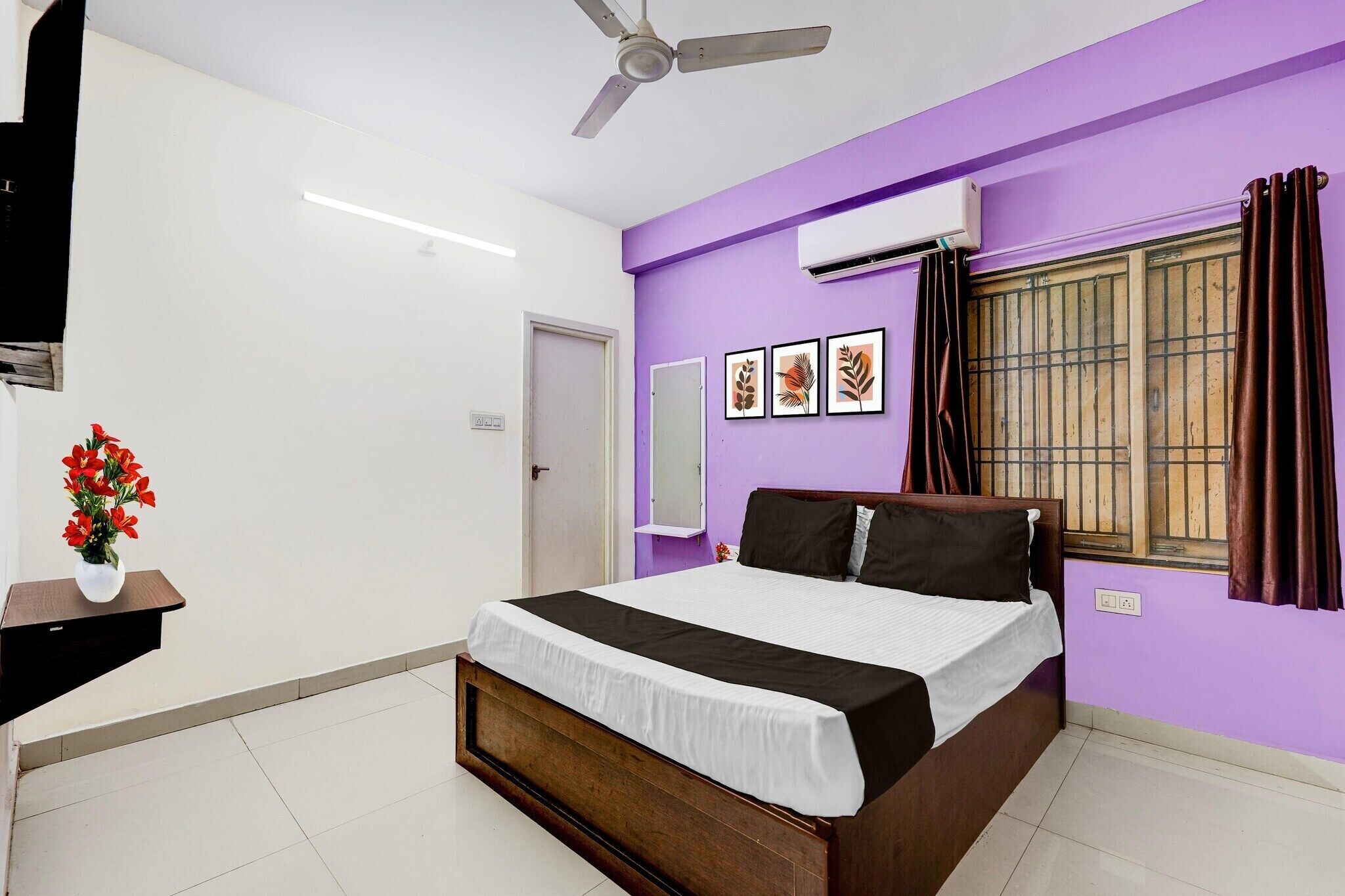 Escrivaninha, roupa de cama