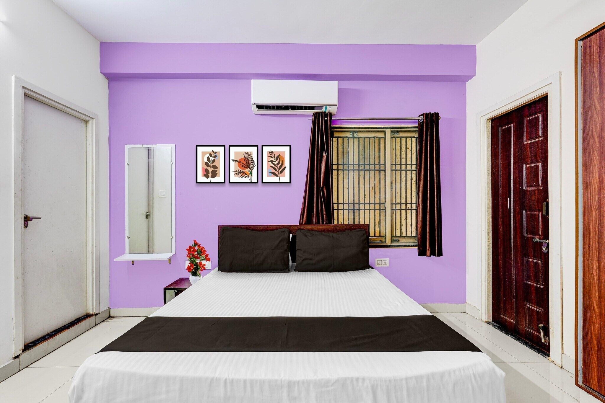 デスク、ベッドシーツ