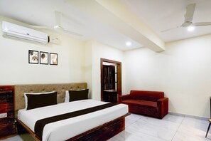 1 bedroom, desk, bed sheets - Hotel O Kakatiya Hills Shree Adithya Luxury (Hyderabad)