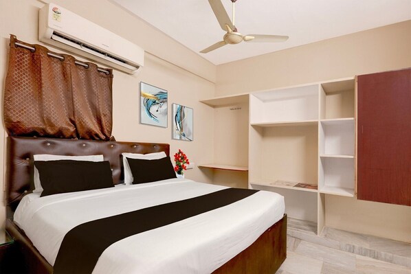 1 habitación, escritorio y ropa de cama 