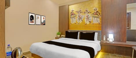 1 bedroom, desk, bed sheets