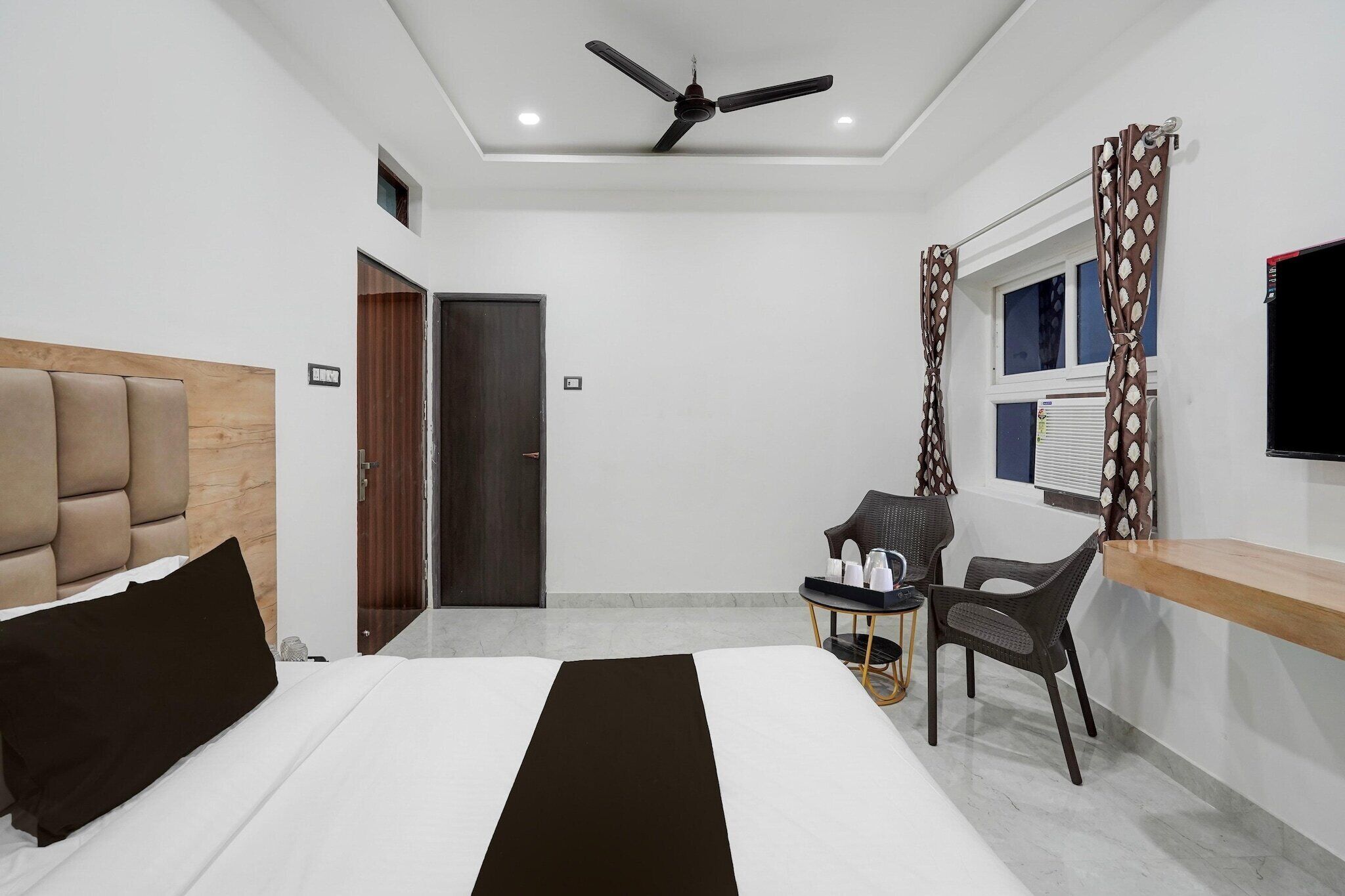 1 bedroom, desk, bed sheets