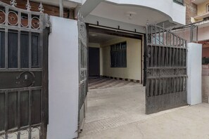 Exterior detail - Hotel O Daraganj Ghat Prayagraj Purohit Inn (Prayagraj)