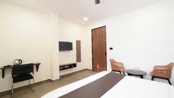 1 habitación, escritorio y ropa de cama