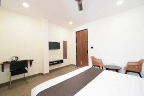 1 slaapkamer, een bureau, beddengoed