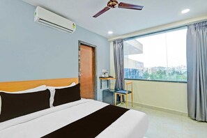 1 bedroom, bed sheets - Townhouse La Vista Inn Grand Hotel (Hyderabad)