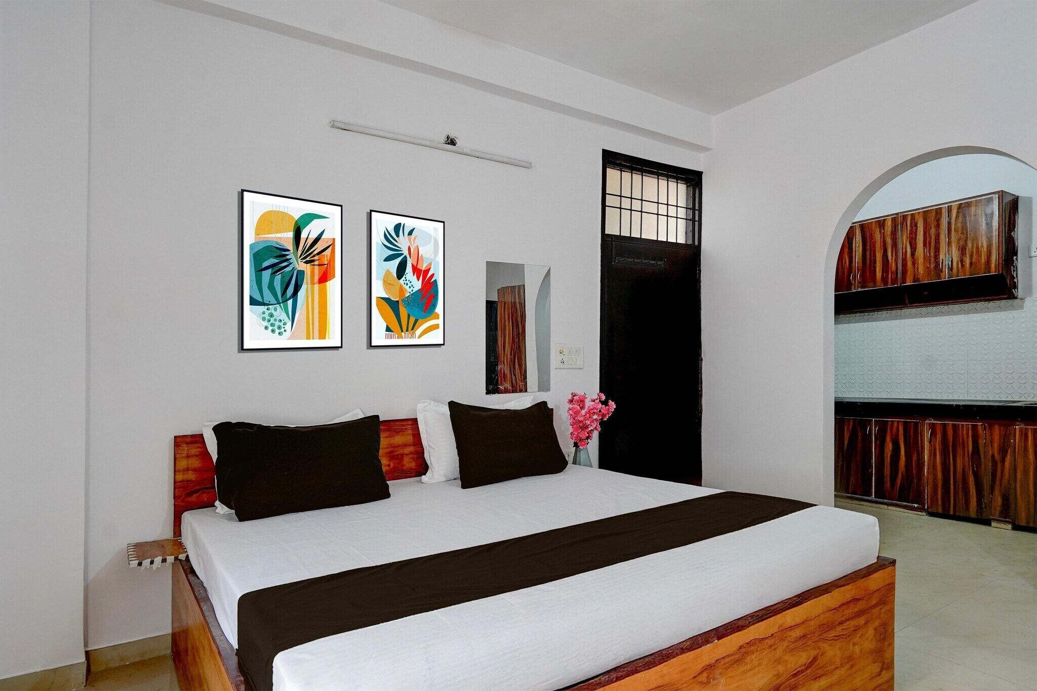 1 bedroom, desk, bed sheets