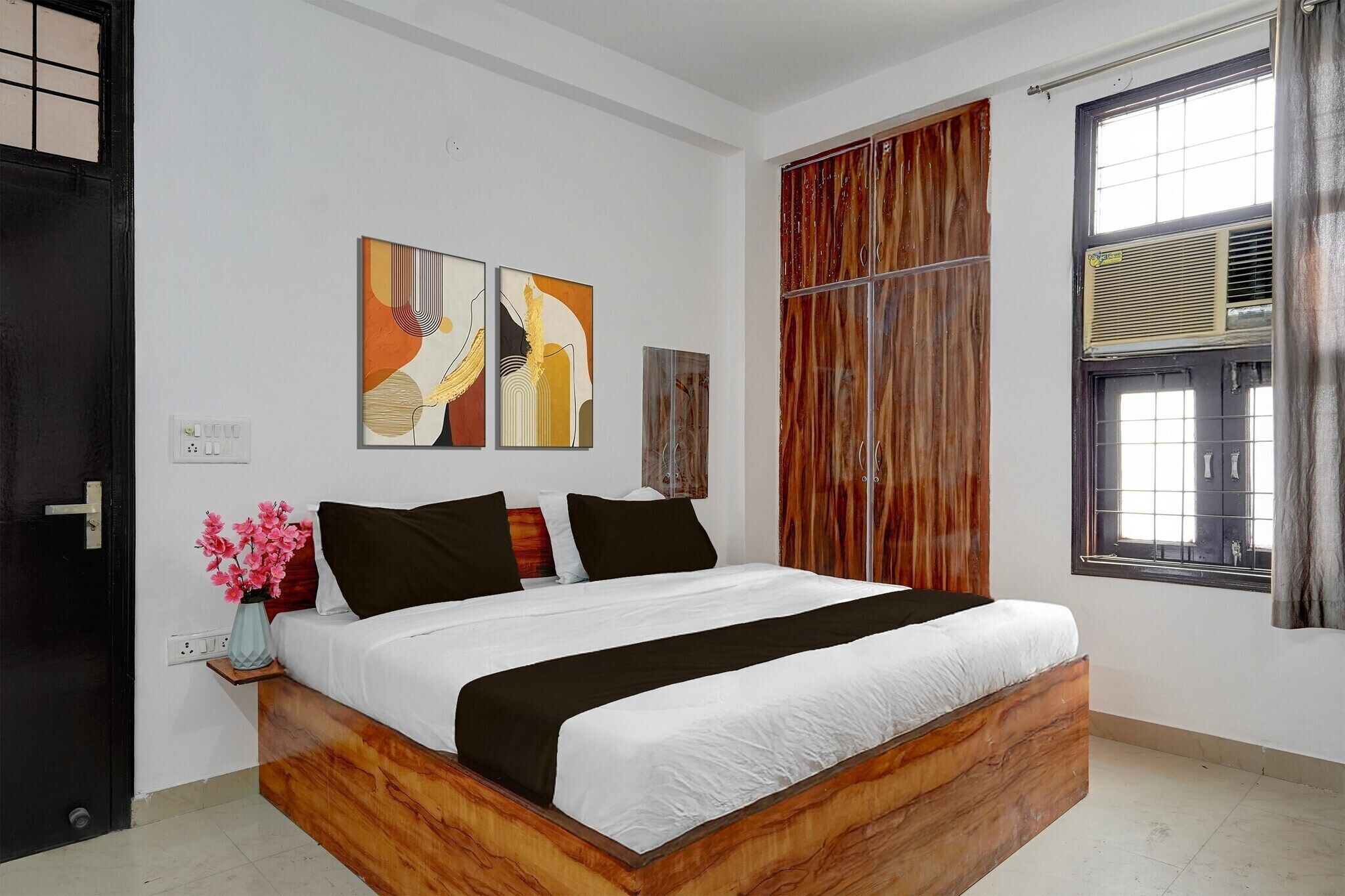 1 slaapkamer, een bureau, beddengoed