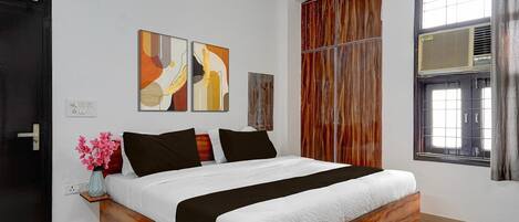 1 bedroom, desk, bed sheets