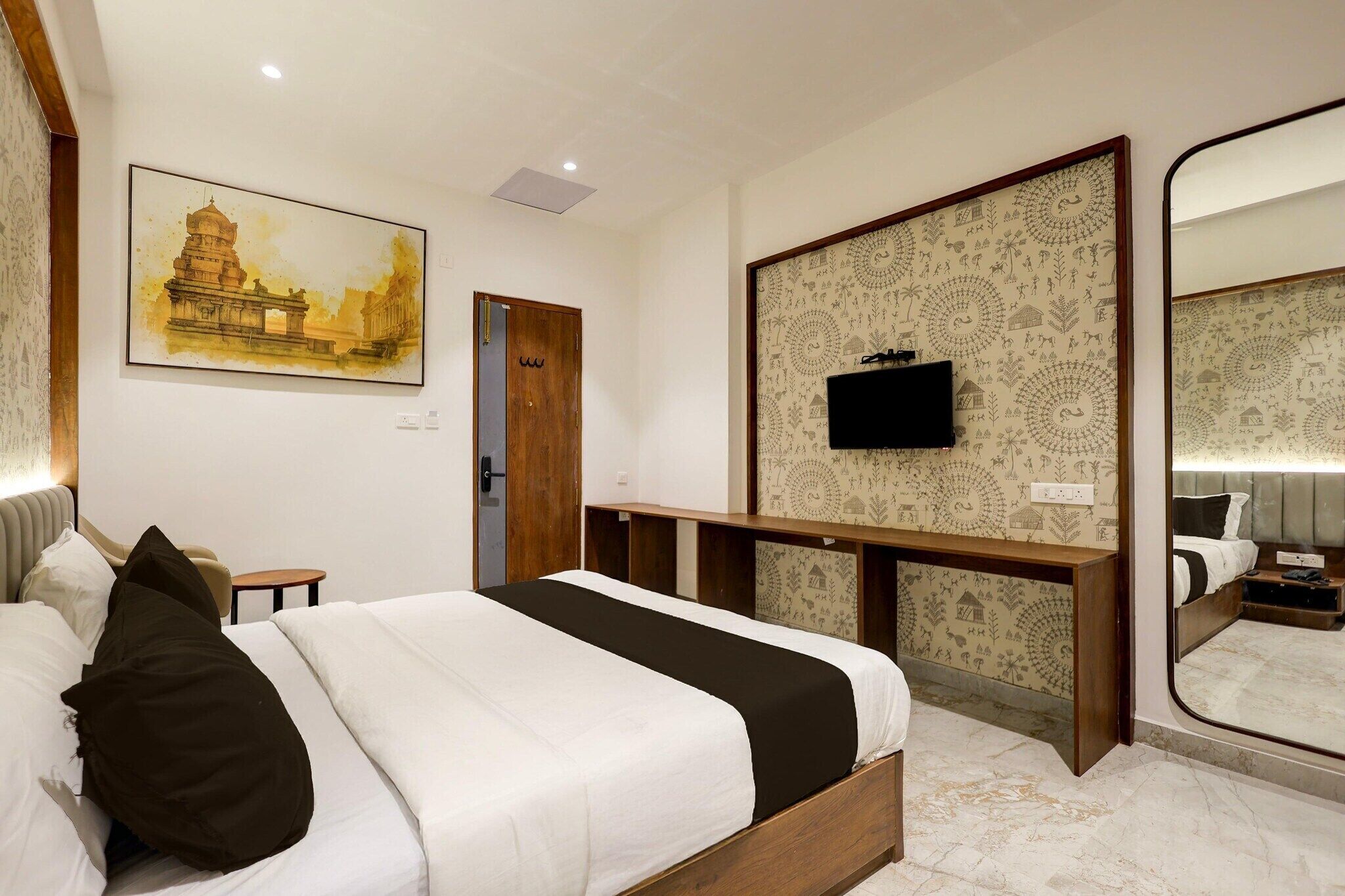 1 soverom, skrivebord og sengetøy