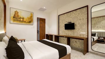 1 soverom, skrivebord og sengetøy