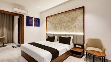 1 bedroom, desk, bed sheets