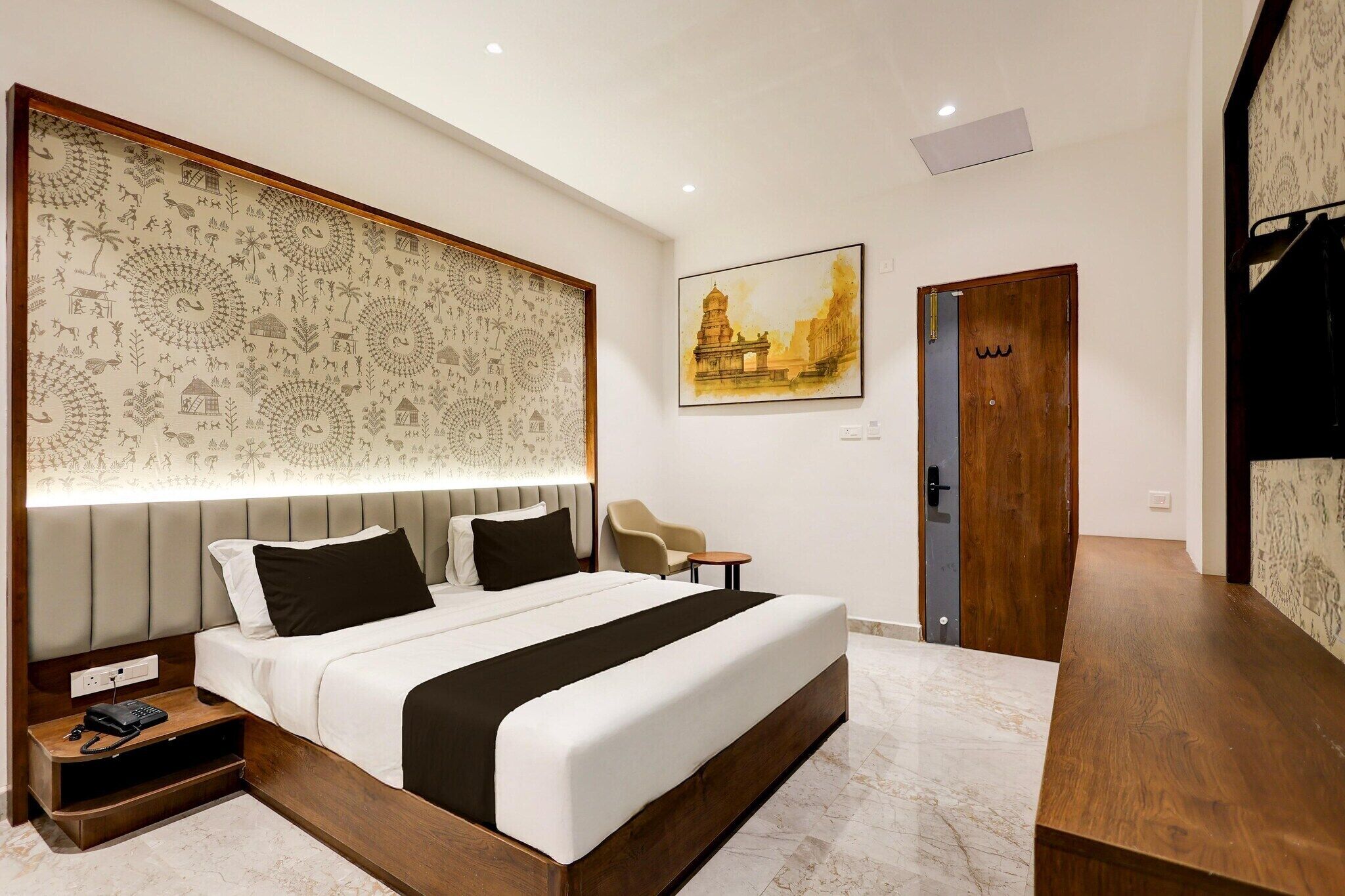 1 bedroom, desk, bed sheets