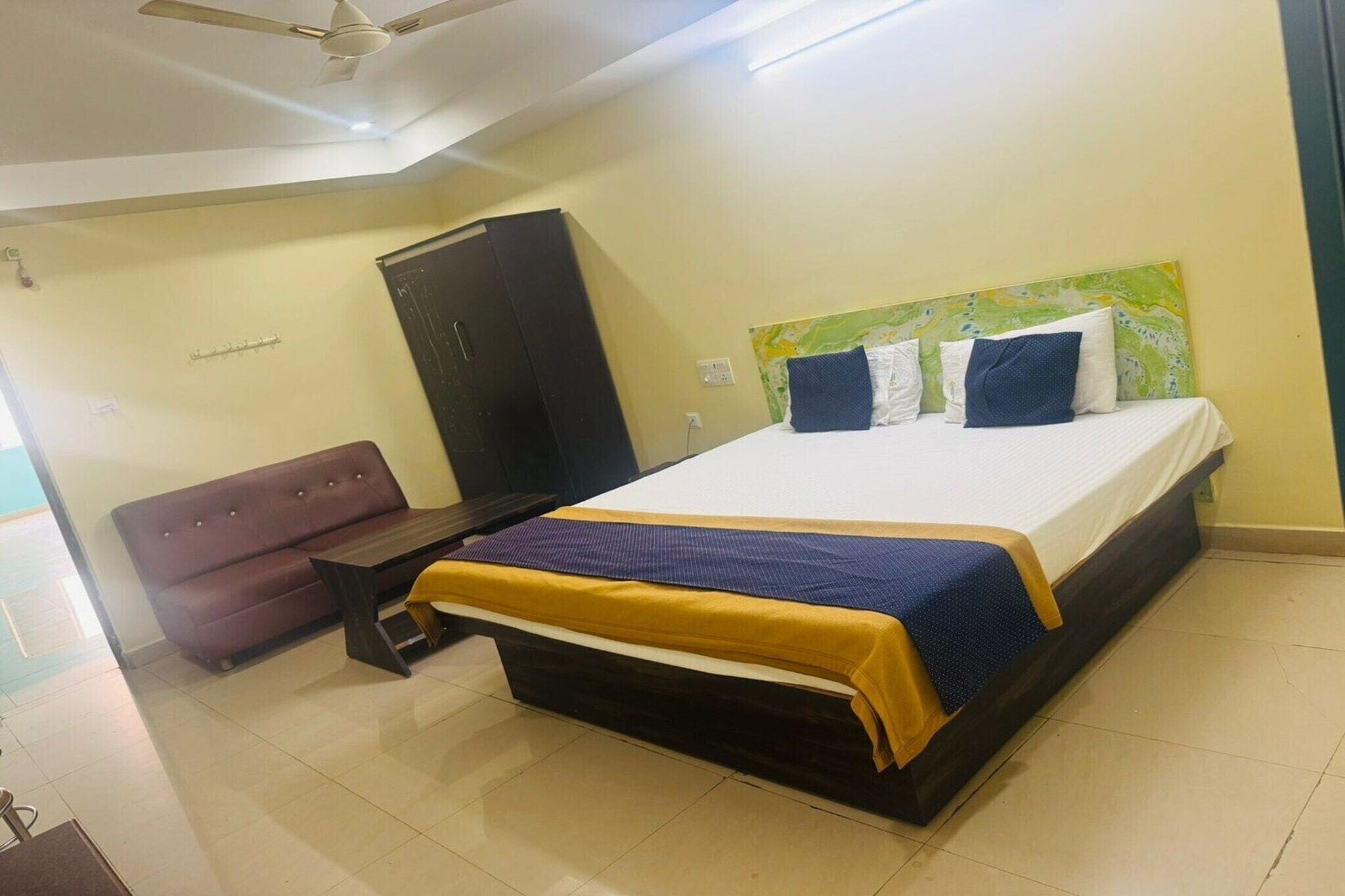 1 habitación, escritorio y ropa de cama 