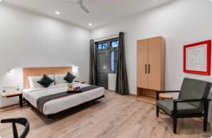 1 habitación, escritorio y ropa de cama 