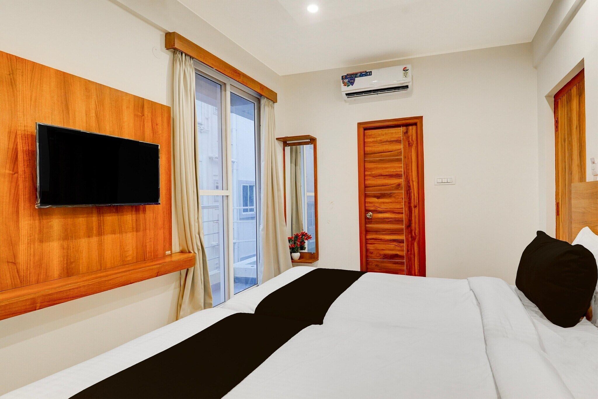 1 Schlafzimmer, Schreibtisch, Bettwäsche