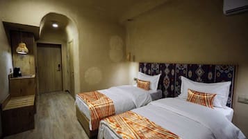 Habitación estándar con 1 cama matrimonial o 2 individuales | Escritorio, espacio para trabajar con laptop y wifi gratis