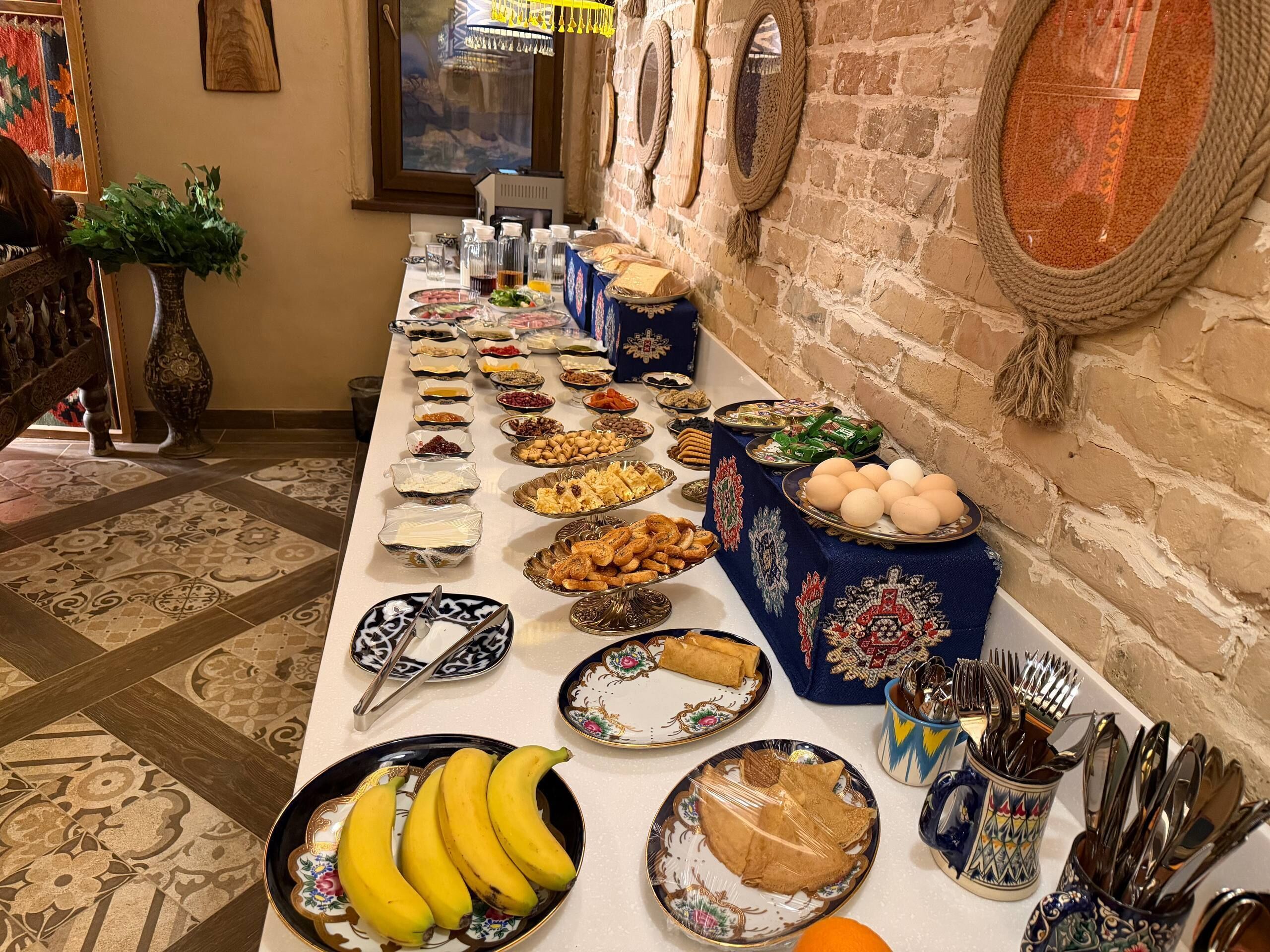 Un tavolo da buffet con diversi cibi e utensili.