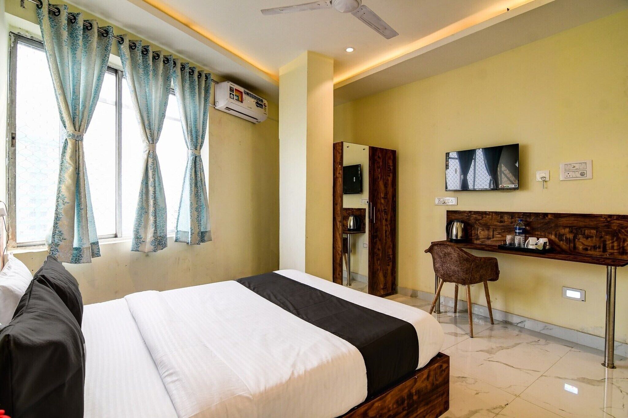 1 habitación, escritorio y ropa de cama 