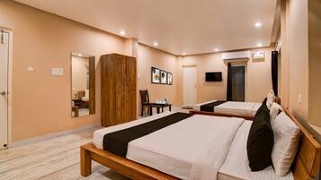 1 habitación, escritorio y ropa de cama