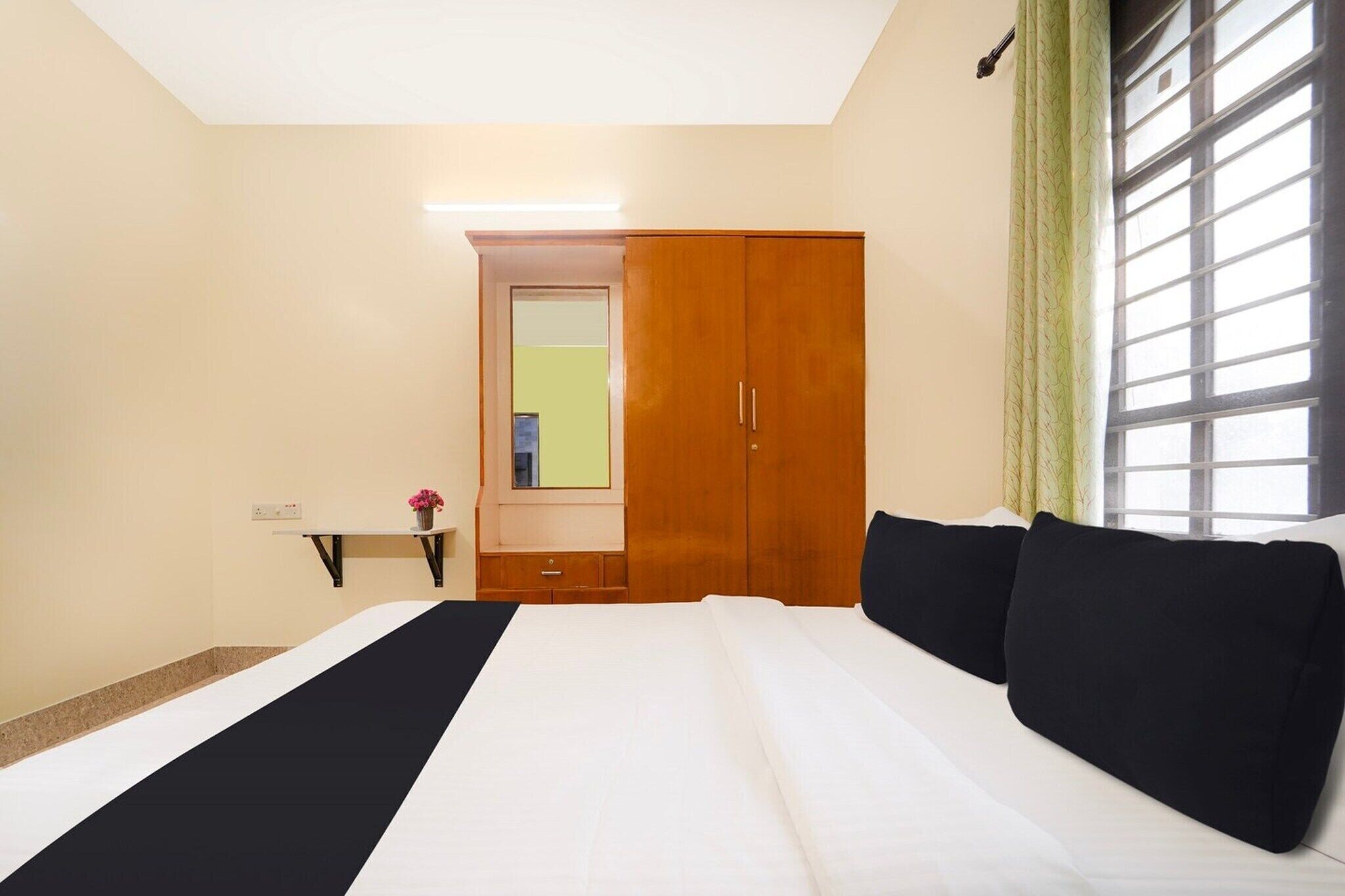 Een bureau, beddengoed