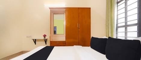 Een bureau, beddengoed