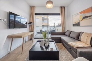 TV - 103 Piliou City View Balcony, Shared Rooftop Pool (limassol)