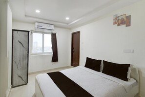1 bedroom, desk, bed sheets - Hotel O Hi-Tech City Metro Station (Hyderabad)