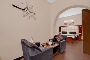 1 Schlafzimmer, Schreibtisch, Bettwäsche