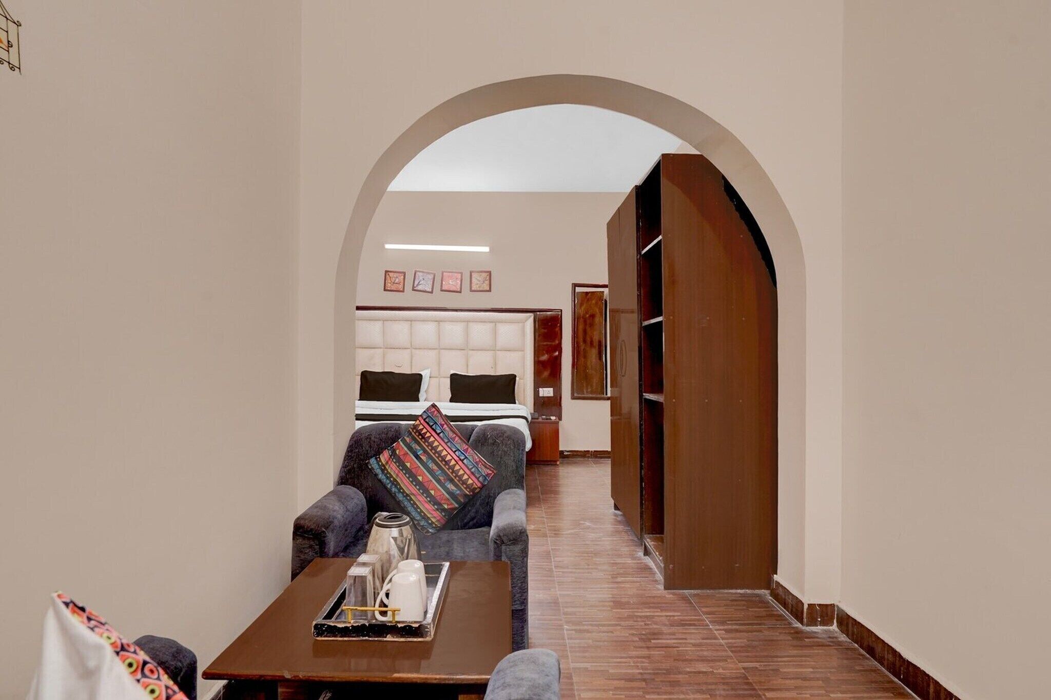 1 Schlafzimmer, Schreibtisch, Bettwäsche