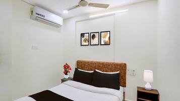 Escritorio y ropa de cama