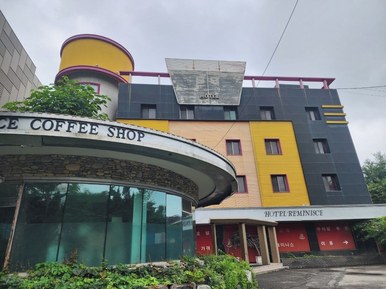 A building with a coffee shop and a hotel.